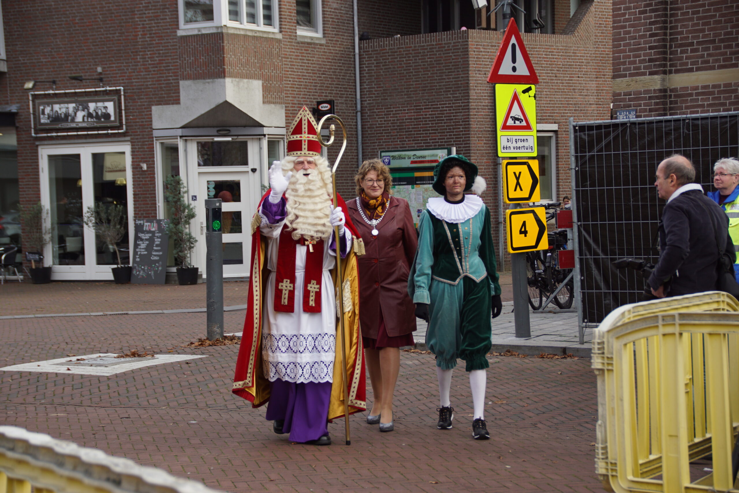 Sinterklaas warm ontvangen door de kinderen van Deurne